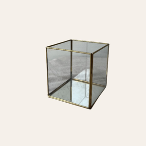 glazen-kubus-windlicht-gouden-rand-bruiloft.jpg glazen kubus windlicht met gouden rand voor bruiloft tafeldecoratie