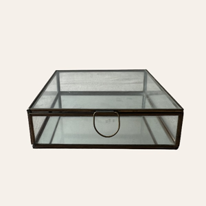 glazen-presenteerdoosje-goud-sweets-table-bruiloft-huren.jpg glazen presenteerdoosje goud voor sweets table en dessert tafel styling