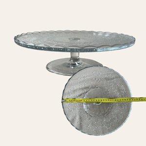 glazen-taartplateau-bruiloft-op-voet.jpg glazen taartplateau op voet voor bruiloft sweet table