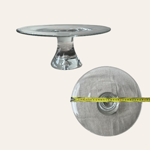 glazen-taartplateau-strak-bruiloft.jpg strak glazen taartplateau op voet voor moderne bruiloft