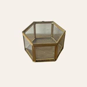 hexagon-ringdoosje-goud-bruiloft-ceremonie-huren.jpg goud hexagon ringdoosje voor trouwringen tijdens bruiloft ceremonie