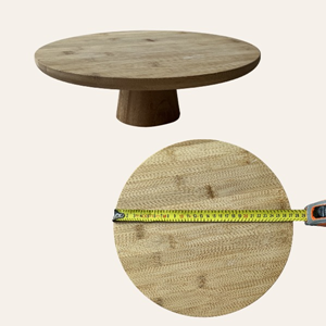 houten-taartplateau-licht-bruiloft.jpg licht houten taartplateau op voet voor moderne bruiloft styling