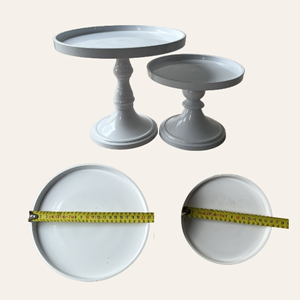 taartplateau-wit-set-van-2-sweets-table-bruiloft-huren.jpg witte taartplateaus set van 2 voor sweets table en taart presentatie