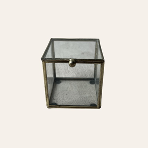 vierkant-glazen-ringdoosje-goud-bruiloft-ceremonie-huren.jpg vierkant glazen ringdoosje goud voor trouwringen tijdens bruiloft ceremonie