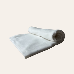 wit-kleedje-plaid-decoratie-bruiloft.jpg wit decoratief kleedje plaid voor bruiloft styling en mandjes