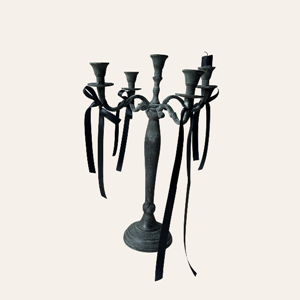 zwarte-kandelaar-linten-vintage-bruiloft.jpg zwarte 5 armige kandelaar met linten voor romantische bruiloft decoratie