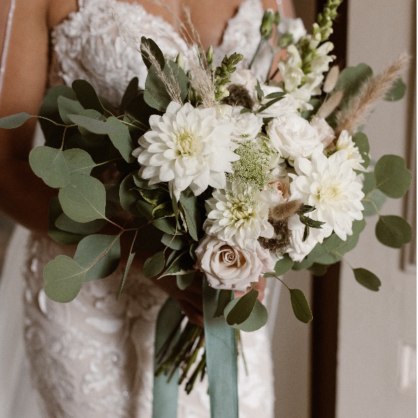 bruidsboeket boho boho bruidsboeket met eucalyptus witte en zachtroze bloemen