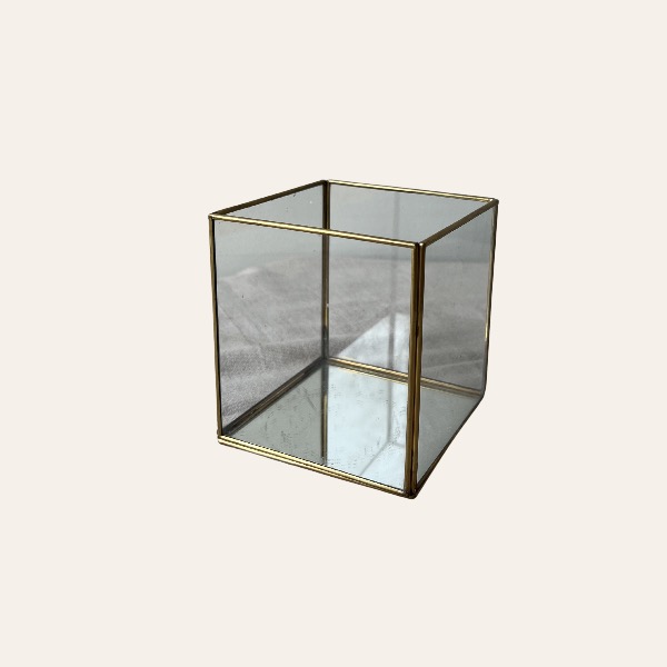 glazen-kubus-windlicht-gouden-rand-bruiloft.jpg glazen kubus windlicht met gouden rand voor bruiloft tafeldecoratie