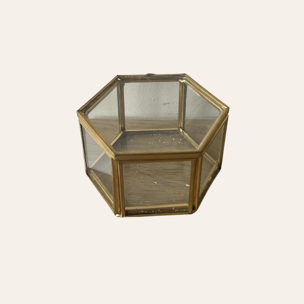 hexagon-ringdoosje-goud-bruiloft-ceremonie-huren.jpg goud hexagon ringdoosje voor trouwringen tijdens bruiloft ceremonie