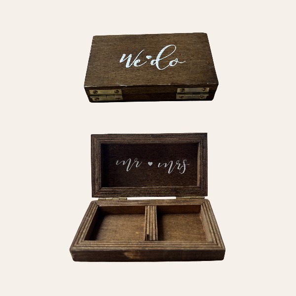 houten-ringdoosje-mr-mrs-bruiloft-ceremonie-huren.jpg houten ringdoosje mr mrs voor trouwringen tijdens bruiloft ceremonie
