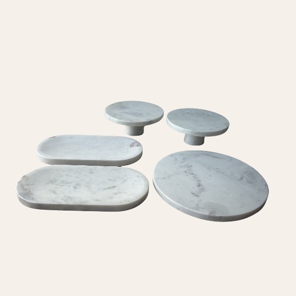 marmeren-display-set-sweets-table-bruiloft-huren.jpg marmeren display set met presentatie plateaus voor sweets table en dessert tafel styling