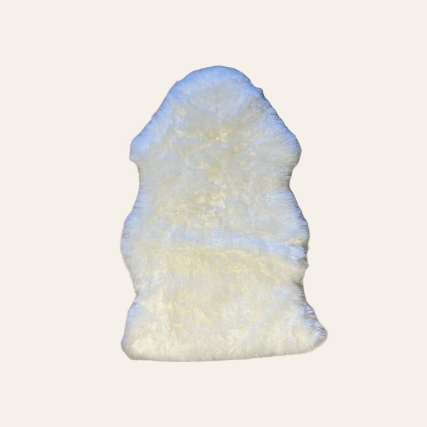 schapenvacht-wit-bruiloft-lounge-styling-huren.jpg witte schapenvacht huren voor bruiloft lounge styling