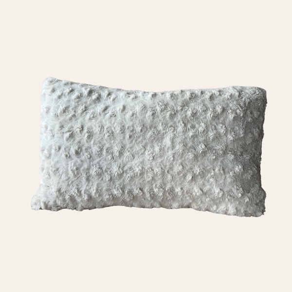 sierkussen-teddy-wit-bruiloft-lounge.jpg sierkussen teddy wit voor bruiloft lounge styling