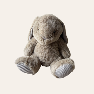 groot beige knuffel konijn voor kindertent en babyshower styling