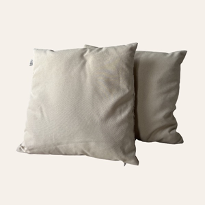 vierkant beige sierkussen voor bruiloft lounge styling