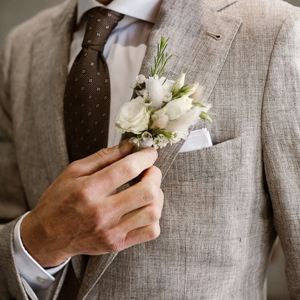 bruidegom corsage met witte bloemen