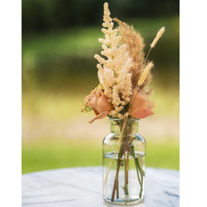 statafel vaasje met boeketje voor op een statafel tijdens event of bruiloft