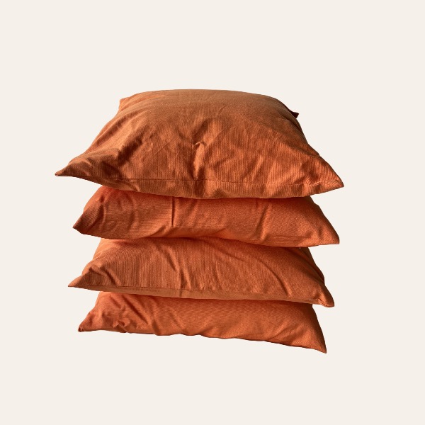 sierkussen oranje voor bruiloft lounge styling